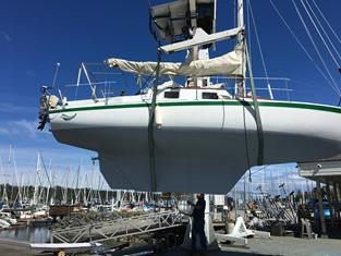 Vega 27 sailboat in the travellift