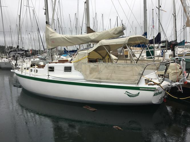 Vega 27 sailboat starboard side